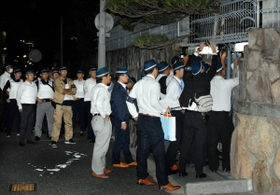 使用制限の仮命令を通達するため、指定暴力団山口組の総本部前に集まった捜査員たち＝１１日午後９時３５分、神戸市灘区篠原本町４