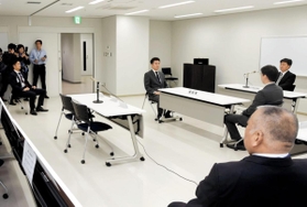 事務所の使用制限の仮命令を受けて開かれた意見聴取の会場。山口組は欠席した＝１７日午前、神戸市中央区下山手通５
