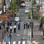 規制線が張られ騒然とする事件現場周辺＝１０日午後３時３７分、神戸市中央区