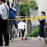 発砲があった現場周辺で調べる捜査員ら＝１０日午後３時４６分、神戸市中央区