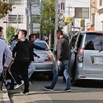 発砲事件直後の現場の様子＝１０日午後２時５０分ごろ、神戸市中央区（読者提供）