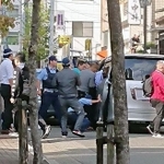 発砲事件直後の現場の様子＝１０日午後２時５０分ごろ、神戸市中央区（読者提供）