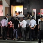 事務所に入る兵庫県警の捜査員＝１１日午後９時３１分、神戸市中央区二宮町３、神戸山口組本部事務所