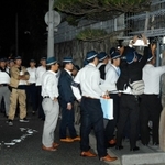 使用制限の仮命令を通達するため、指定暴力団山口組の総本部前に集まった捜査員たち＝１１日午後９時３５分、神戸市灘区篠原本町４