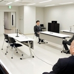 事務所の使用制限の仮命令を受けて開かれた意見聴取の会場。山口組は欠席した＝１７日午前、神戸市中央区下山手通５