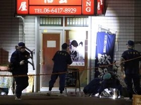 事件現場を調べる兵庫県警の捜査員ら＝２７日午後６時５８分、尼崎市神田南通１