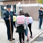 射殺事件を受け、児童の登校を見守る警察官ら＝２８日午前、尼崎市内
