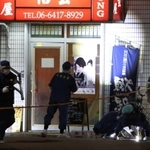 事件現場を調べる兵庫県警の捜査員ら＝２７日午後６時５８分、尼崎市神田南通１
