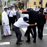 定例会に集まった任侠山口組の組員にボディーチェックをする兵庫県警の捜査員＝２０１８年９月、尼崎市東難波町４