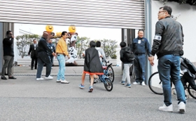 ハロウィーンの菓子をもらうため、山口組総本部に入っていく子どもら＝２０１８年１０月３１日、神戸市灘区篠原本町４