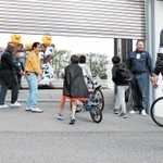ハロウィーンの菓子をもらうため、山口組総本部に入っていく子どもら＝２０１８年１０月３１日、神戸市灘区篠原本町４