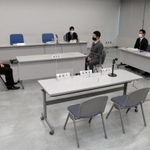 指定暴力団絆会の指定更新のため、兵庫県公安委員会が県警本部内に設けた意見聴取の会場。組側は欠席した＝１７日午前９時４８分、神戸市中央区下山手通５