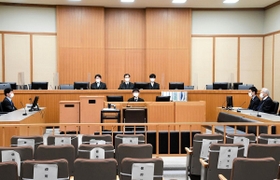 ２０１９年１１月に尼崎市で起きた暴力団組員の射殺事件で、殺人罪などに問われた元組員の男の判決公判前の法廷（代表撮影）＝神戸市中央区橘通２、神戸地裁