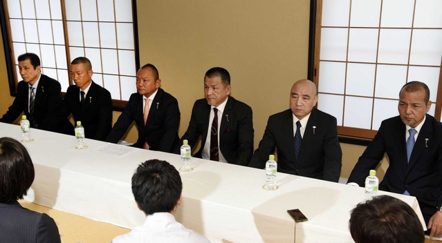 報道陣の前で会見する任侠山口組の最高幹部ら＝２０１７年８月２７日午前、尼崎市戸ノ内町３