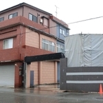 近く解体工事が始まる真鍋組の事務所＝７日午前、尼崎市戸ノ内町３