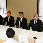 報道陣の前で会見する任侠山口組の最高幹部ら＝２０１７年８月２７日午前、尼崎市戸ノ内町３