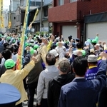 真鍋組事務所の前で、市民ら約３５０人が集まり暴力団追放を訴えたパレード＝２０１８年４月