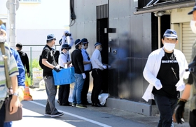 軽乗用車が突っ込んだ建物やその周辺を調べる捜査員ら＝７日午前１０時ごろ、神戸市長田区五番町３